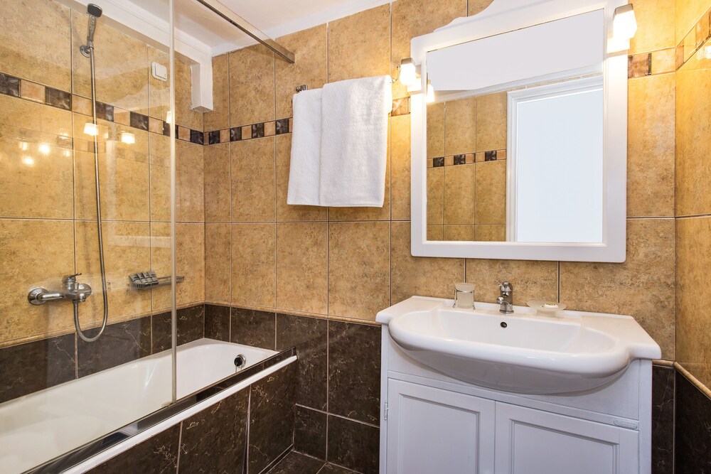 Economy Double Room - Bathroom
