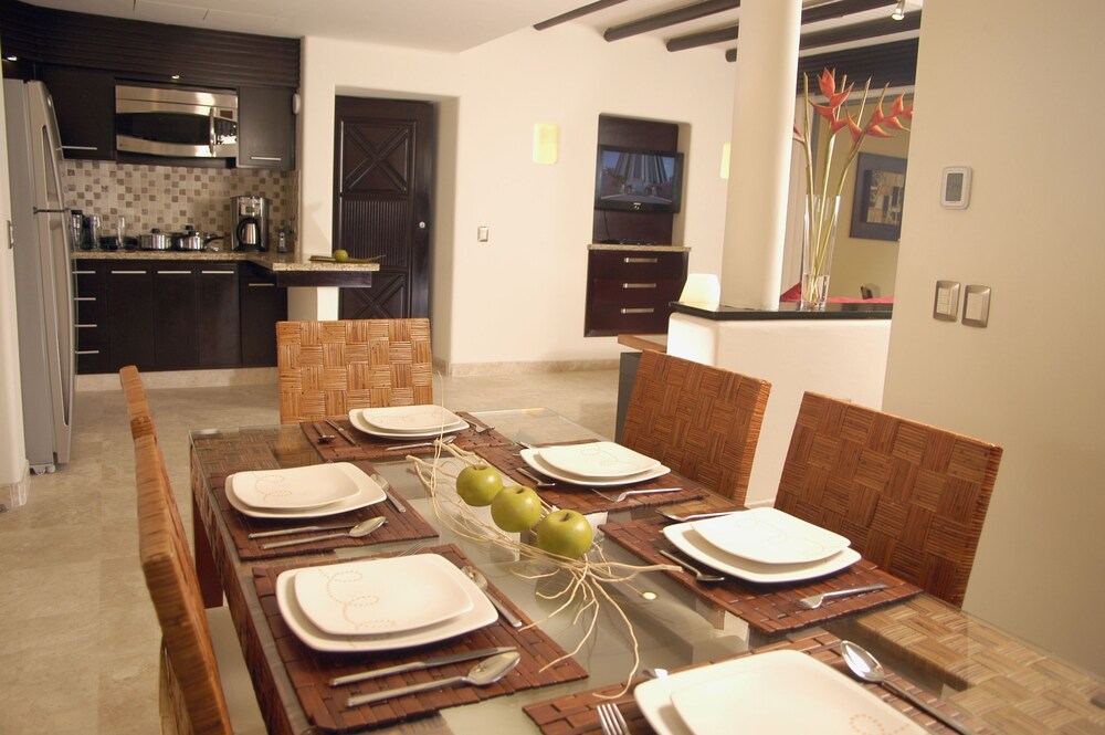 Master Suite - In-Room Dining