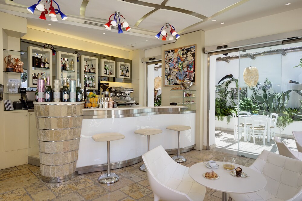 Hotel Bar