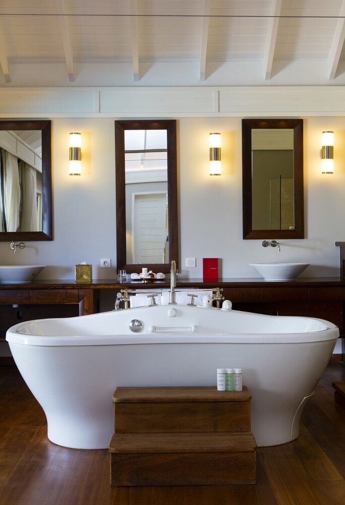 Deep Soaking Bathtub