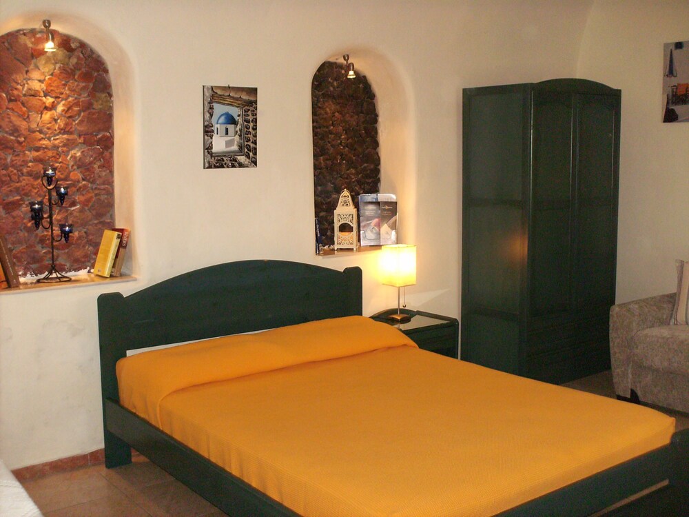 Honeymoon House - Guestroom