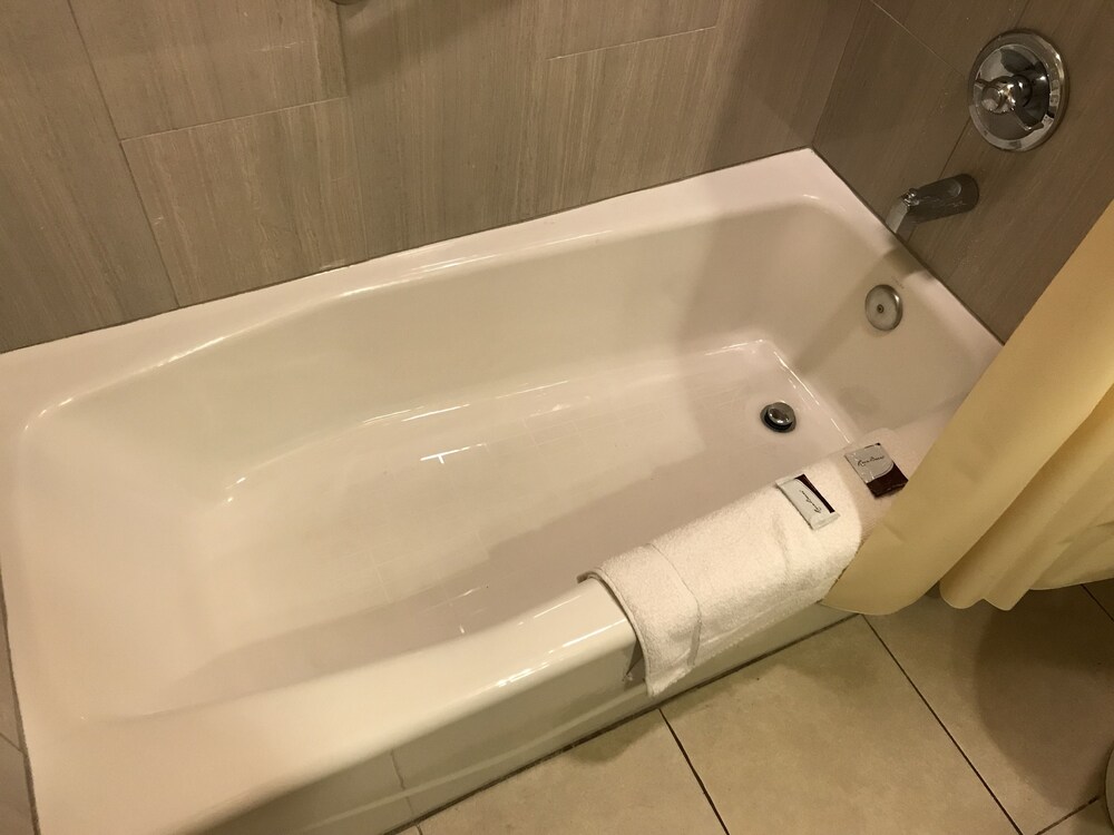 Deep Soaking Bathtub