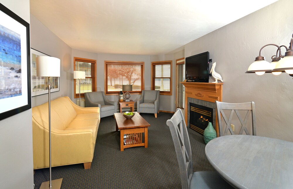 Suite, 2 Bedrooms - Living Area