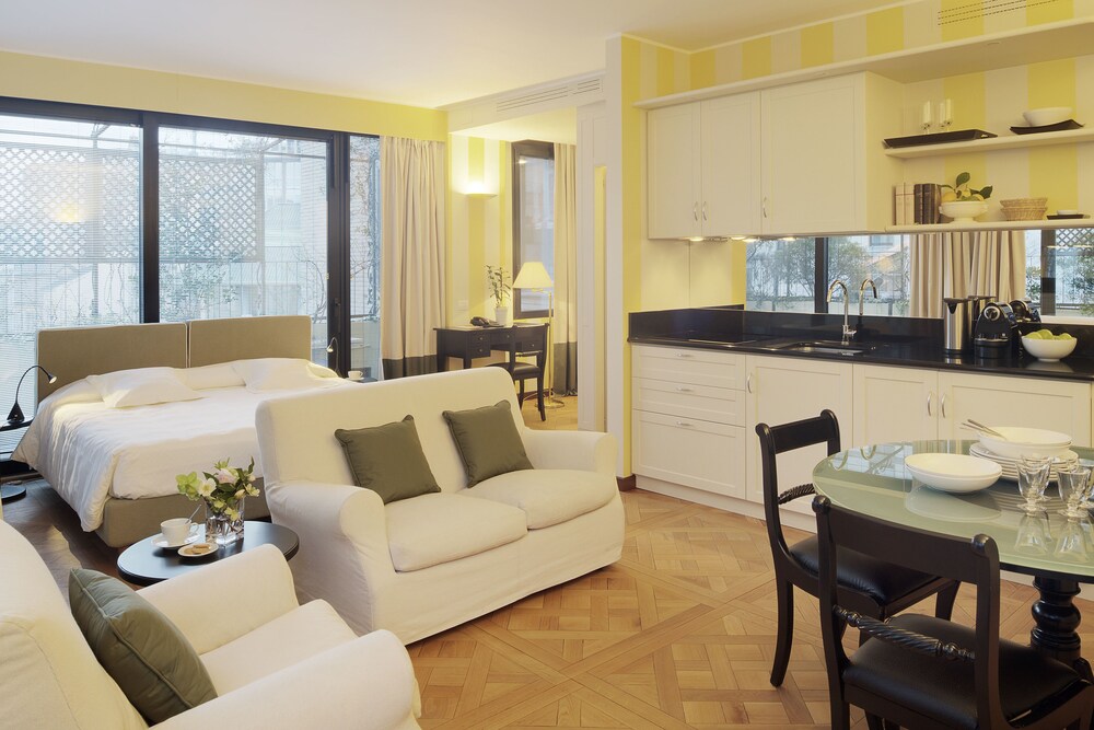 Suite, 1 Queen Bed with Sofa bed - Guestroom