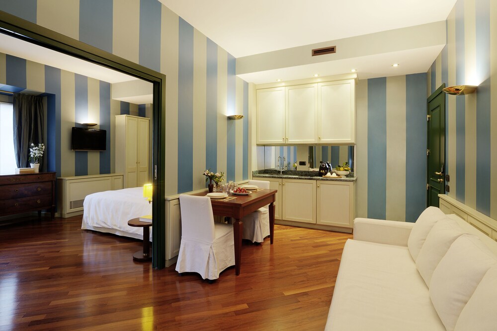 Suite, 1 Queen Bed with Sofa bed - Guestroom