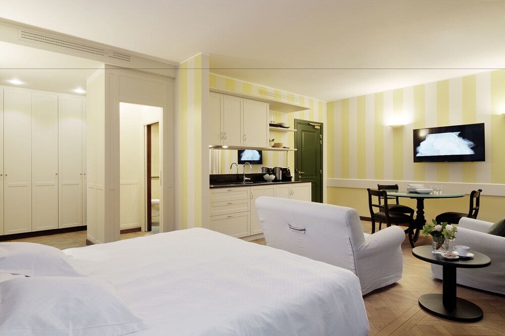 Suite, 1 Queen Bed with Sofa bed - Guestroom