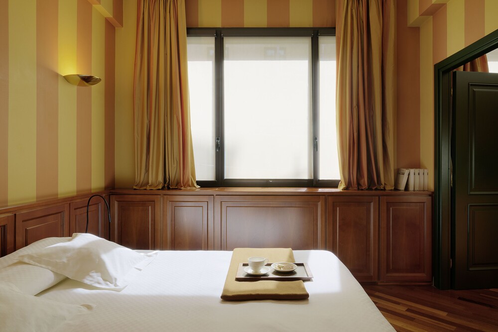 Deluxe Suite, 1 Queen Bed with Sofa bed - Guestroom
