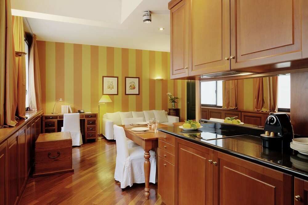 Deluxe Suite, 1 Queen Bed with Sofa bed - Guestroom
