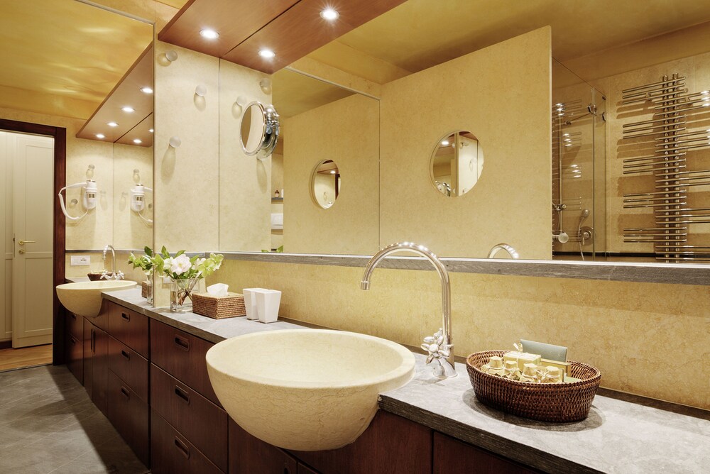 Suite, 1 Queen Bed with Sofa bed - Bathroom