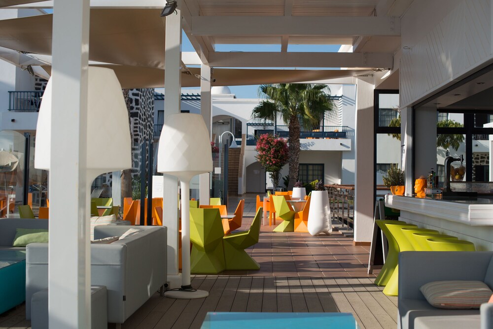 Poolside Bar