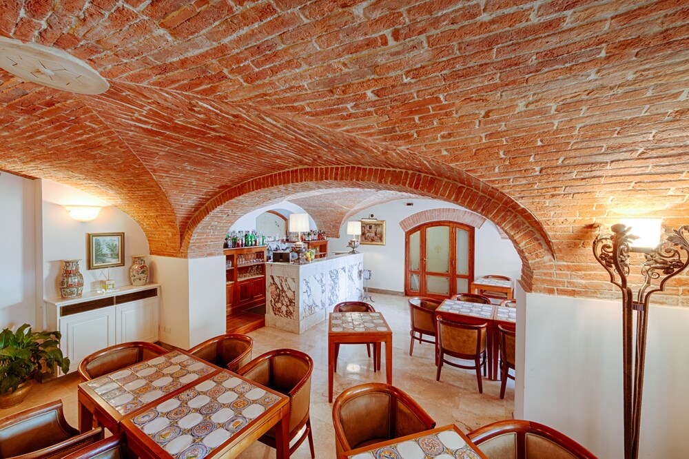 Hotel Bar