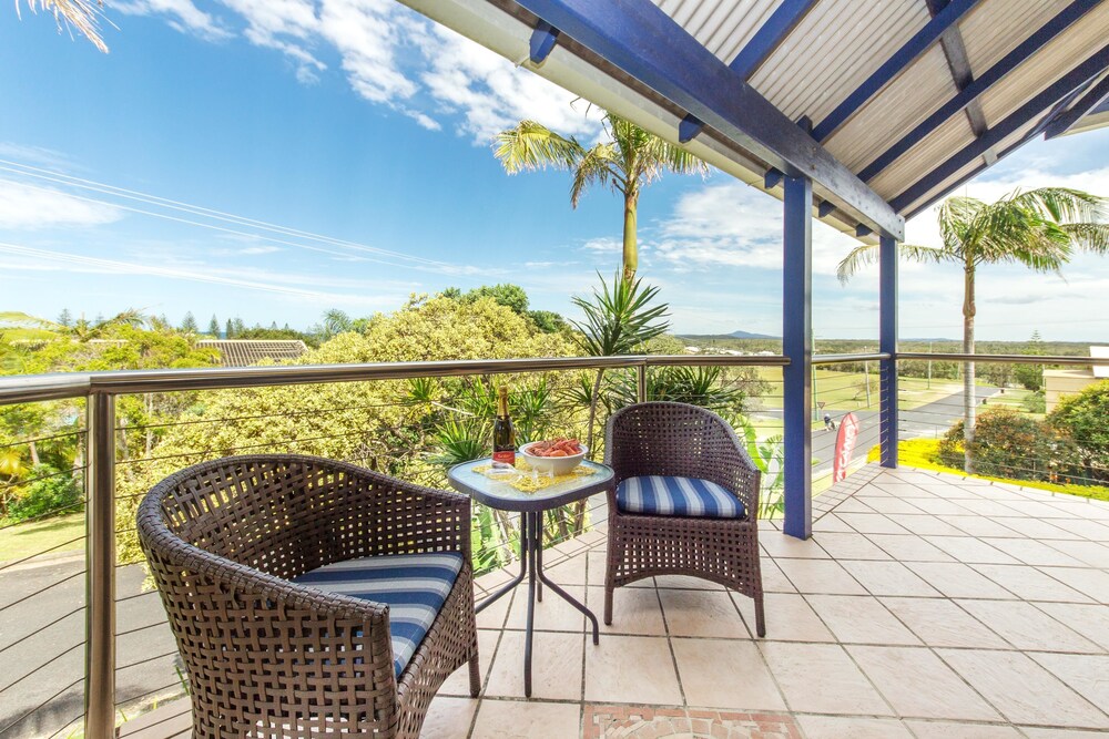 Superior Apartment, 1 Queen Bed, Hot Tub, Partial Sea View - Balcony