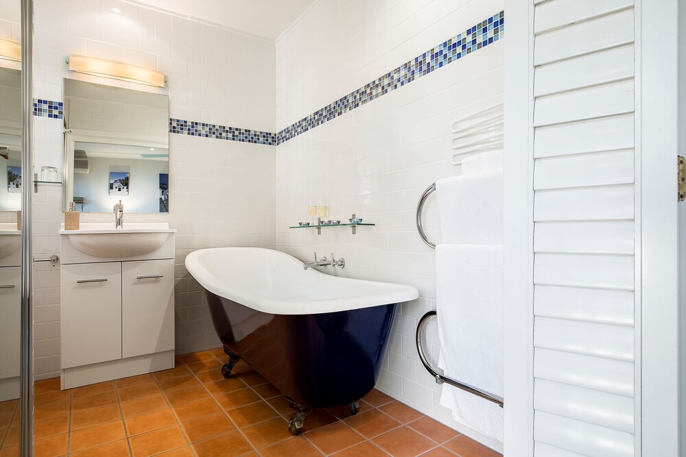 Deep Soaking Bathtub