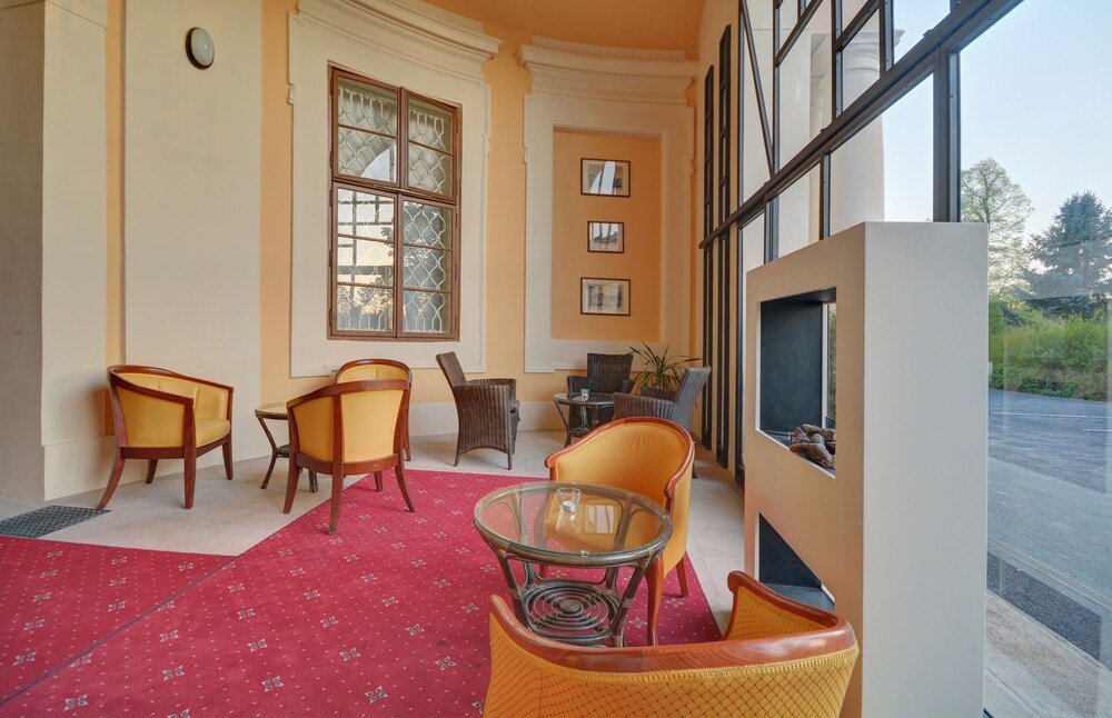 Hotel Lounge