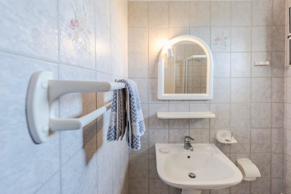 Studio - Bathroom Sink