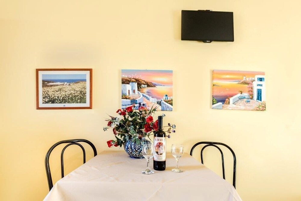 Studio - In-Room Dining