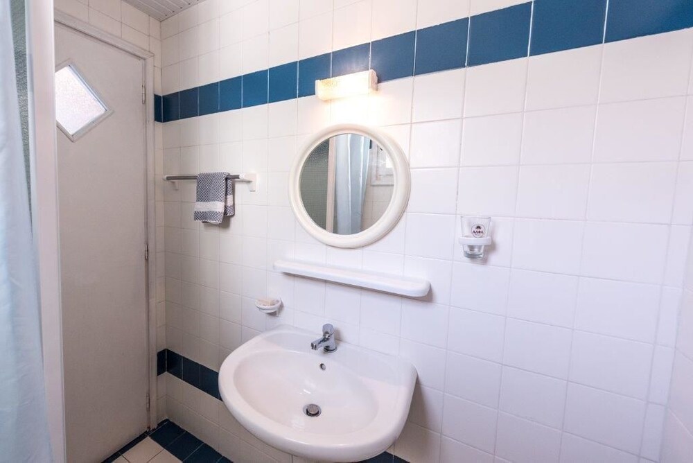Studio - Bathroom Sink