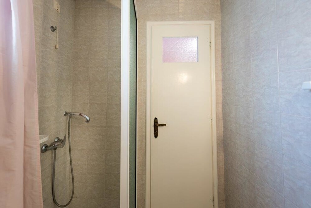 Studio - Bathroom Shower