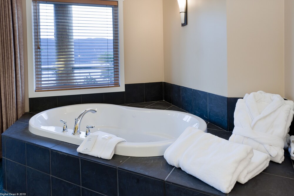 Deep Soaking Bathtub