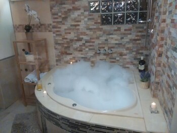 Deep Soaking Bathtub