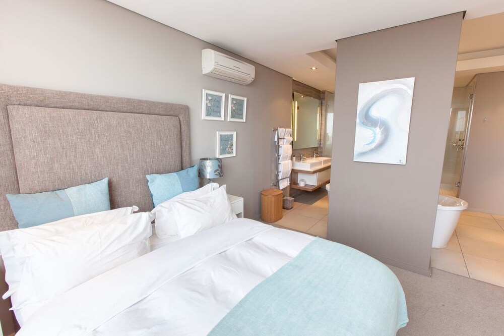 Luxury Two-Bedroom Apartment - Guestroom