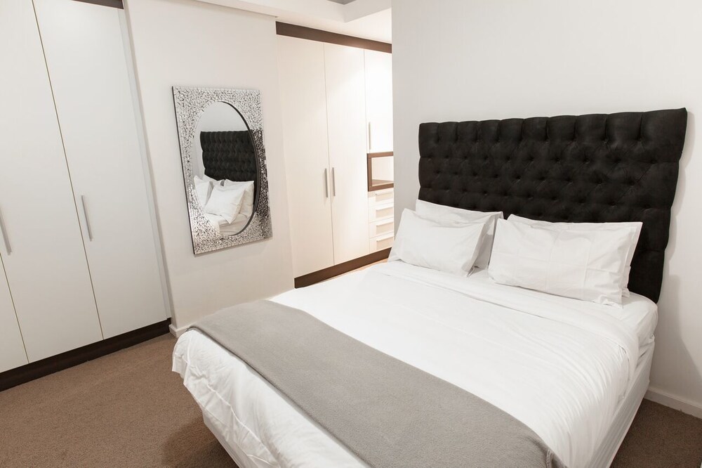 Luxury Two-Bedroom Apartment - Guestroom