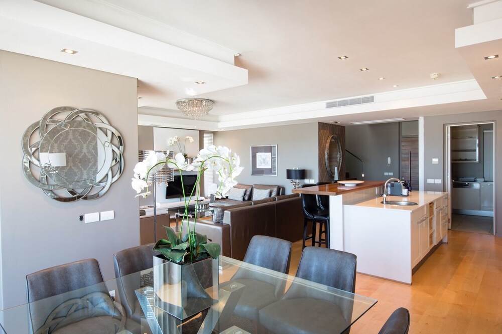 Penthouse (Three bedroom & jacuzzi) - In-Room Dining