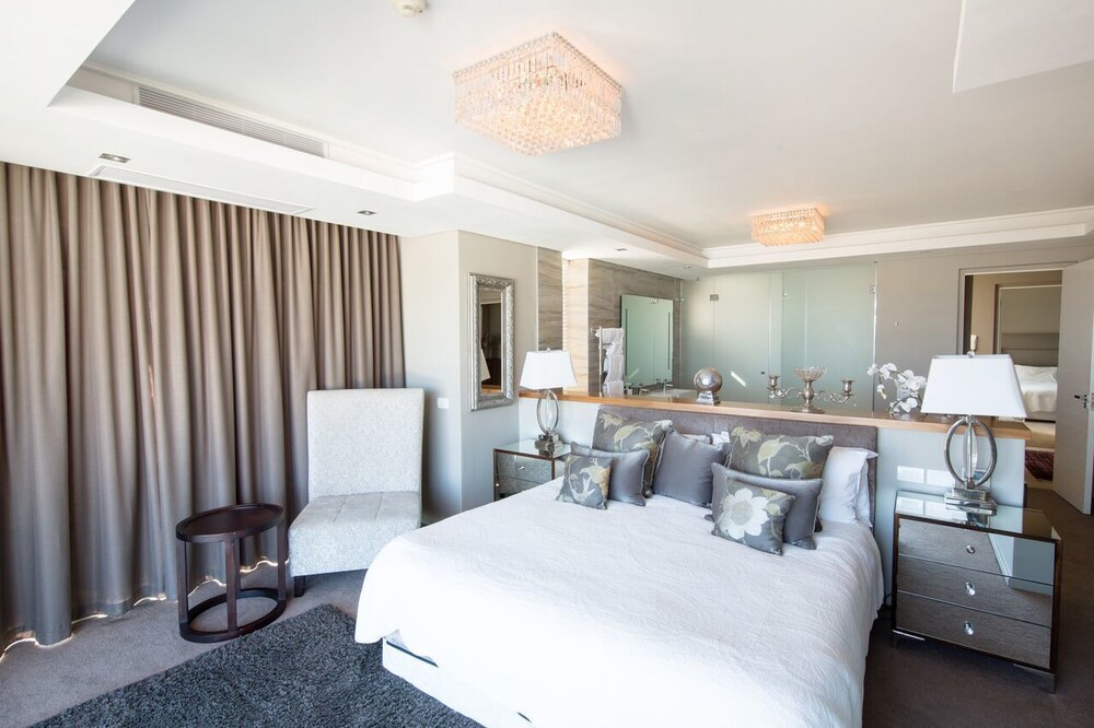 Penthouse (Three bedroom & jacuzzi) - Guestroom