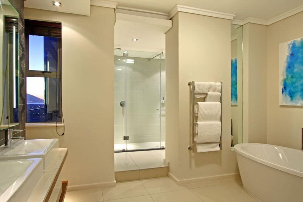 Exclusive One-Bedroom Penthouse - Bathroom