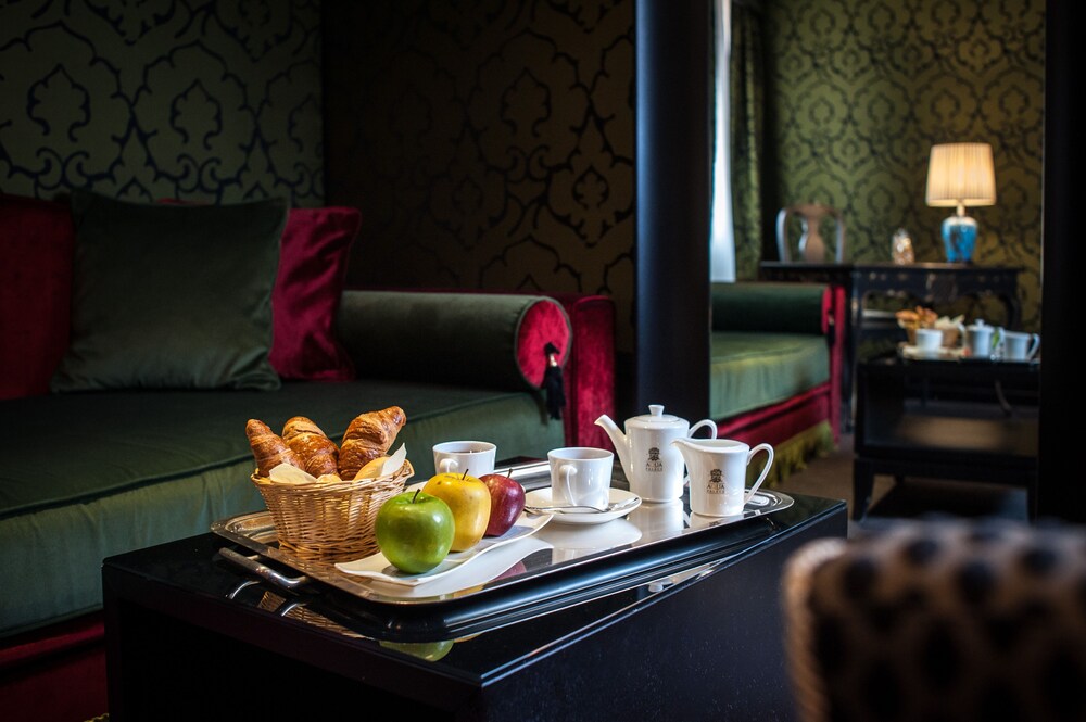 Room Service - Dining