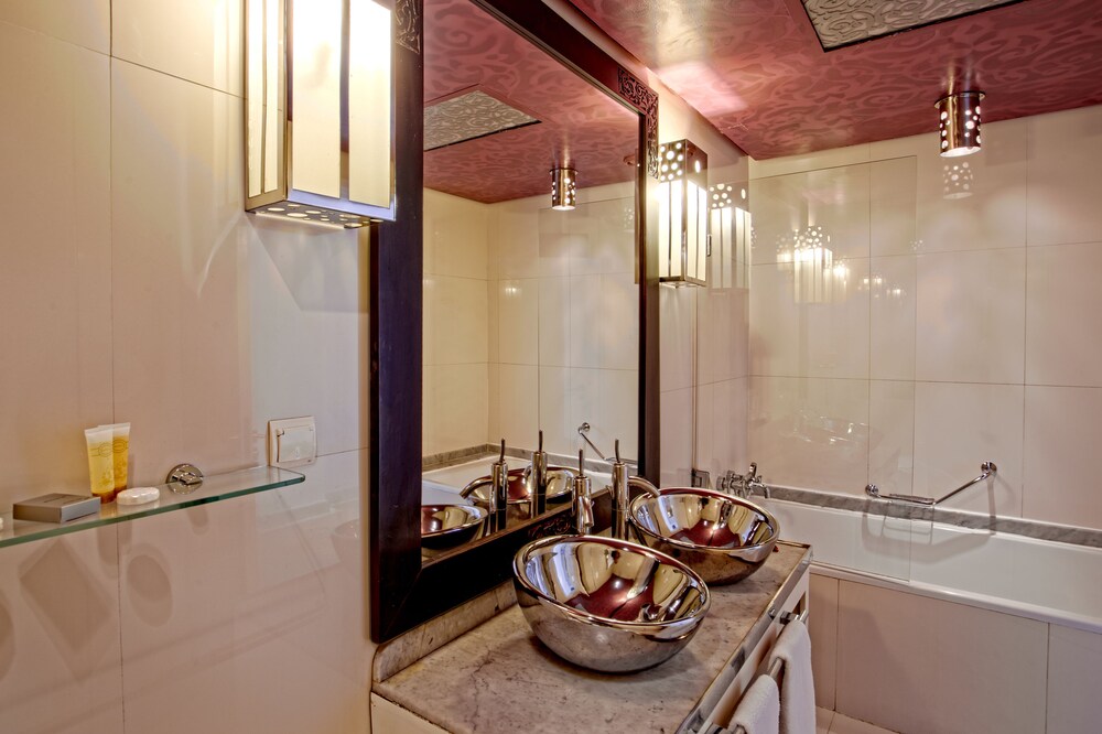 Deep Soaking Bathtub