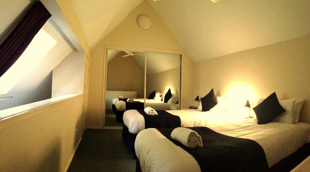 Loft Two Single Beds - Guestroom