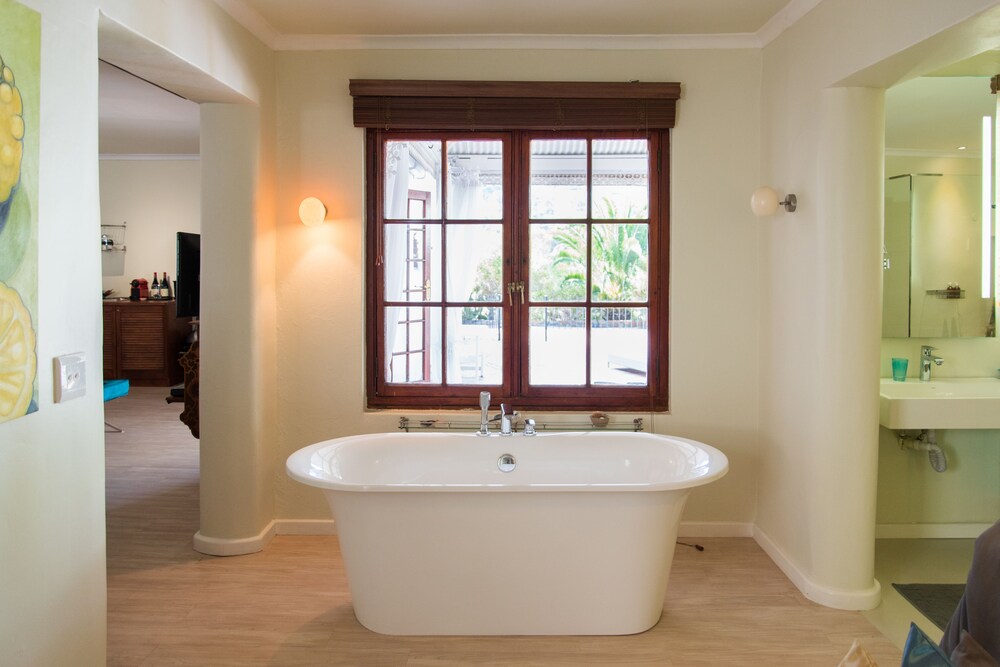 Deep Soaking Bathtub