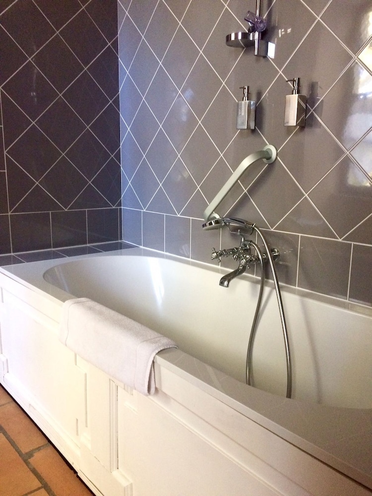Deep Soaking Bathtub