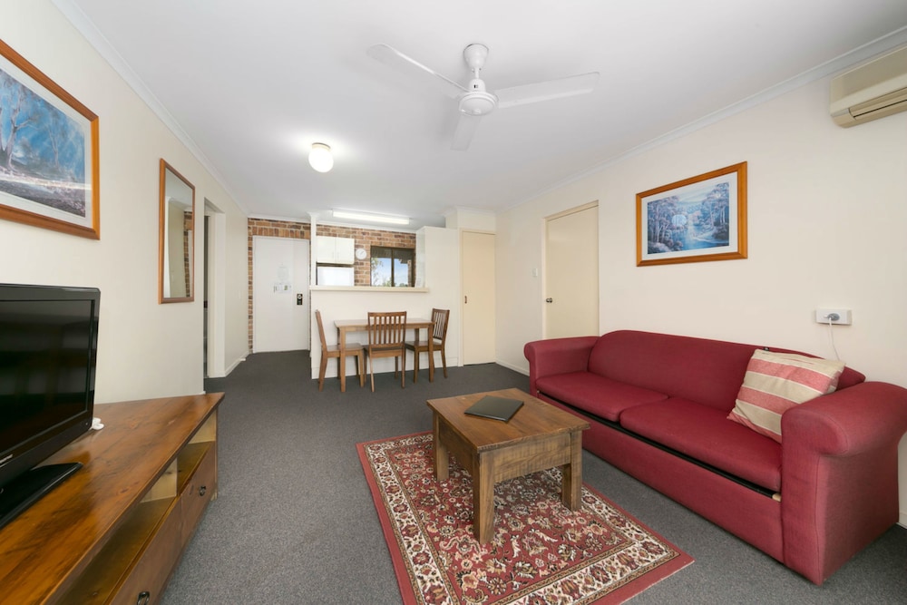 Executive Apartment, 1 Bedroom, Kitchen, Garden View - Living Area