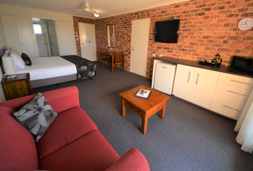 Executive Studio, 1 King Bed, Refrigerator & Microwave, Garden View - Living Area