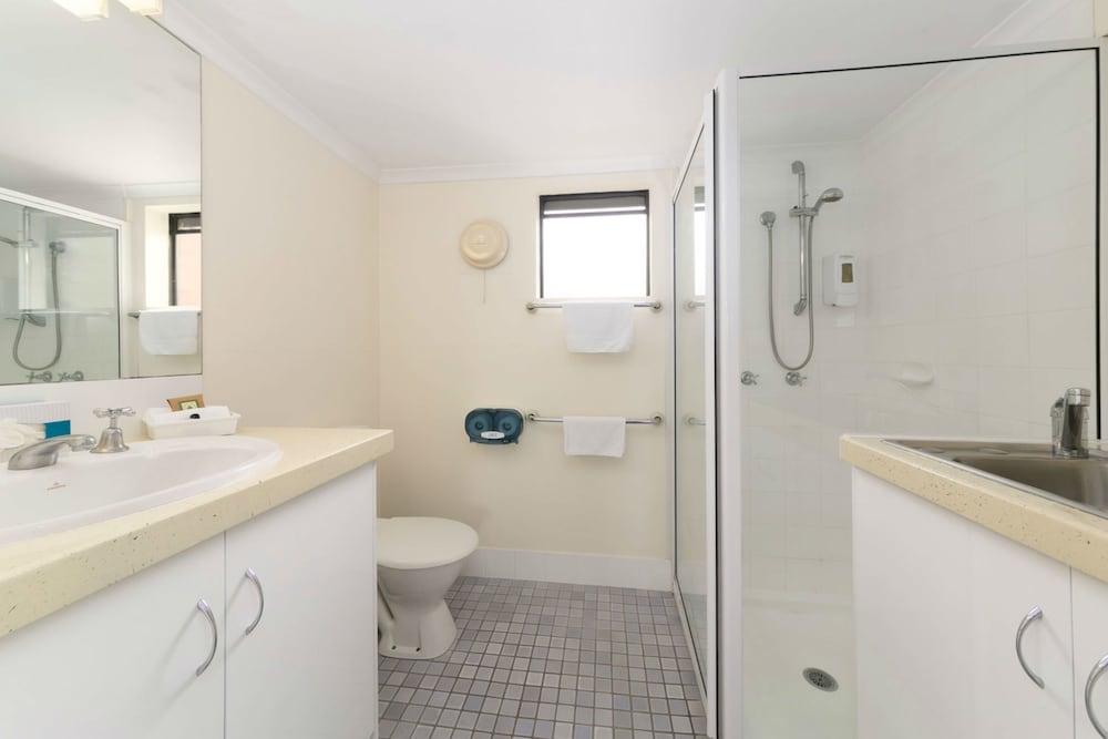 Executive Studio, 1 King Bed, Refrigerator & Microwave, Garden View - Bathroom
