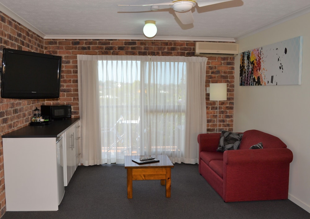 Executive Studio, 1 King Bed, Refrigerator & Microwave, Garden View - Living Area