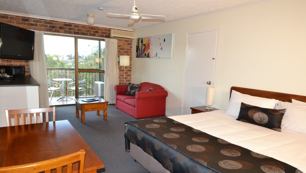Executive Studio, 1 King Bed, Refrigerator & Microwave, Garden View - Living Area