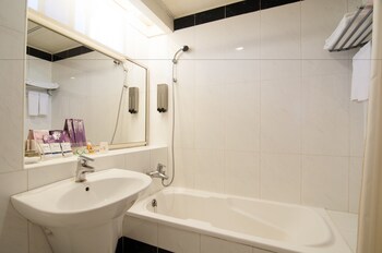 Deep Soaking Bathtub