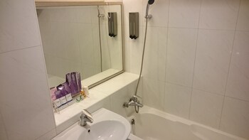 Deep Soaking Bathtub