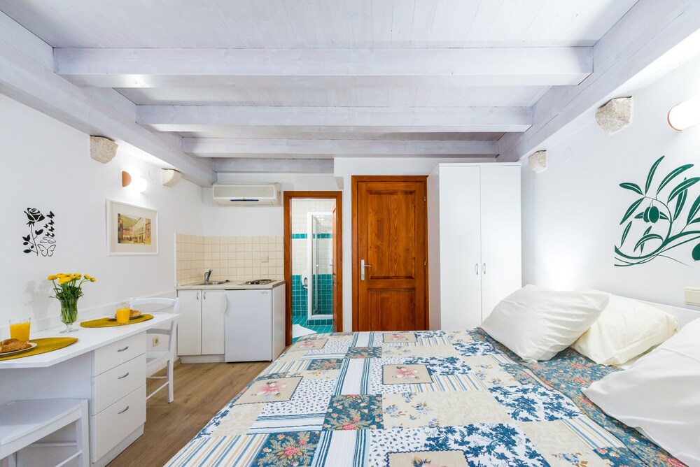 Standard Apartment - Guestroom