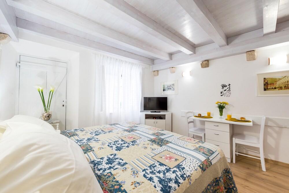 Standard Apartment - Guestroom