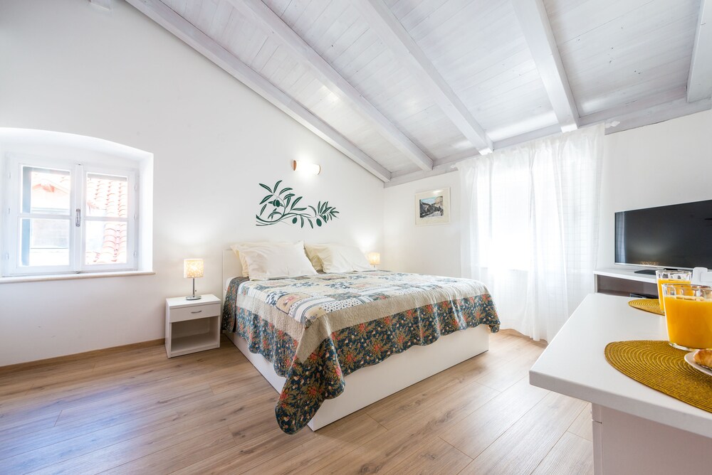 Standard Apartment - Guestroom