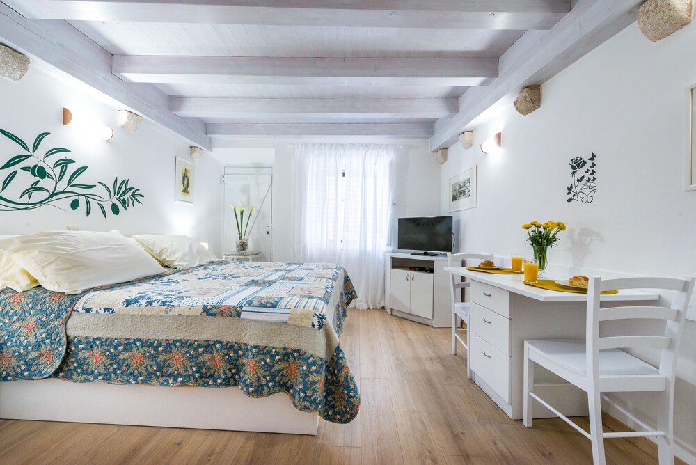 Standard Apartment - Guestroom