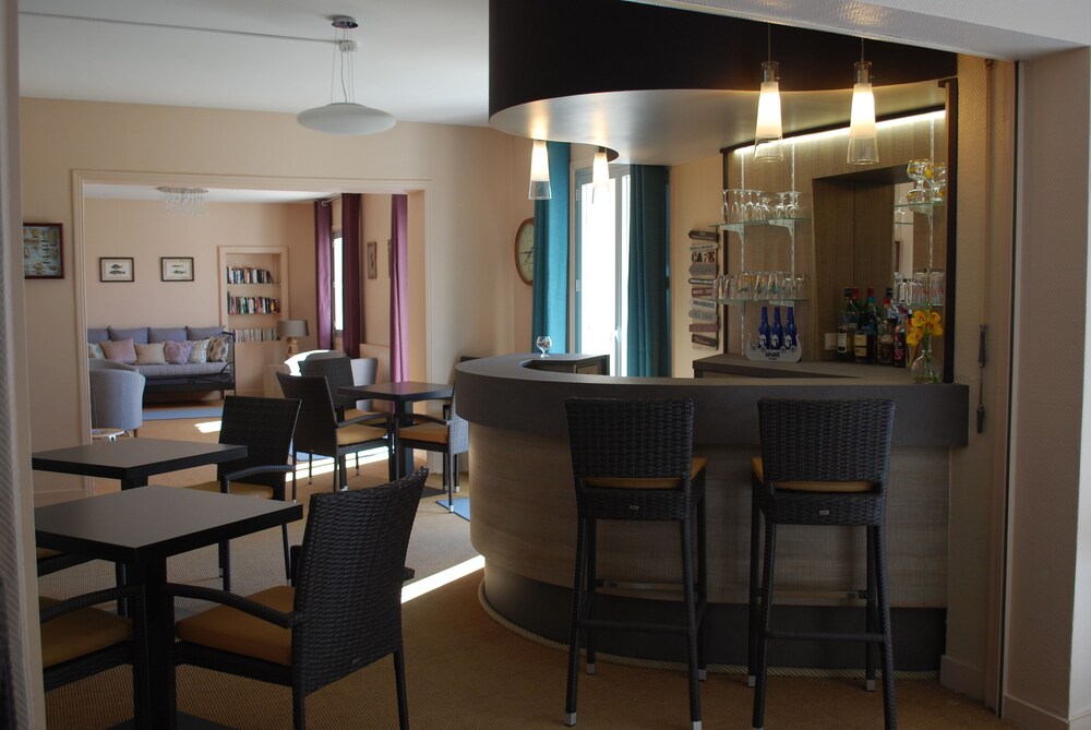 Hotel Lounge