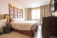 Suite, 1 Double or 2 Single Beds (free soft drink or beer or see off)