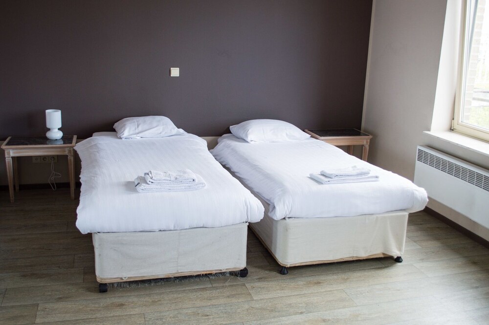 Executive Twin Apartment - Guestroom