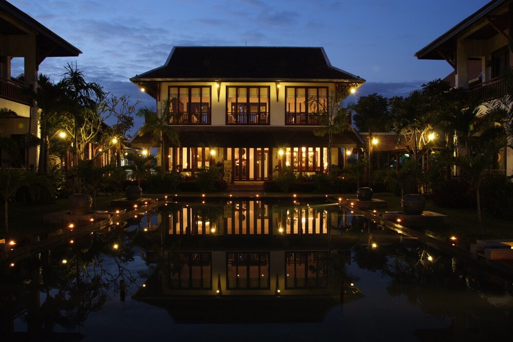 ด้านหน้าของโรงแรม - ช่วงเย็น/กลางคืน