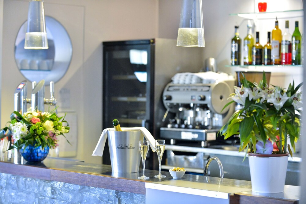 Hotel Bar